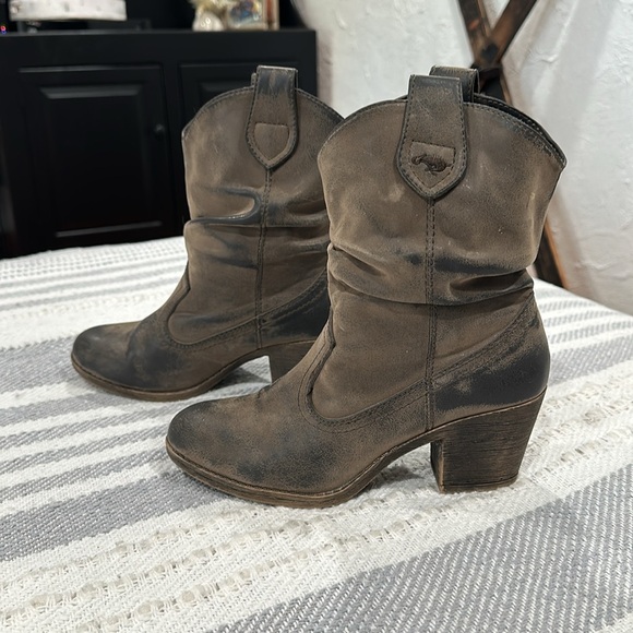 Rocket dog women’s size 7.5 boots! Wore once! - Picture 2 of 6